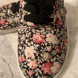 Converse style sneaker shoes girls